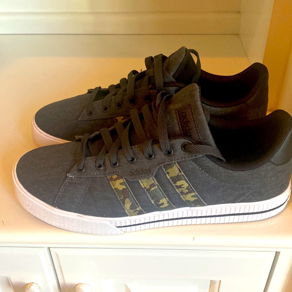 Men’s Size 10 Adidas Sneakers- Great Condition
